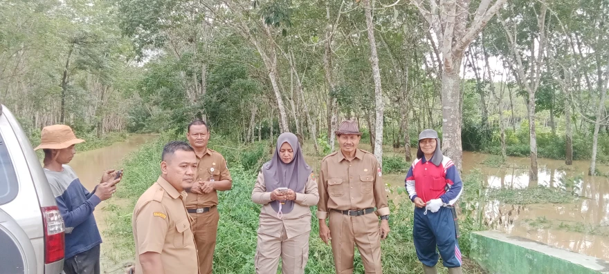 Kepala desa dan Sekretaris Camat Simpang Pematang Meninjau "BANJIR"