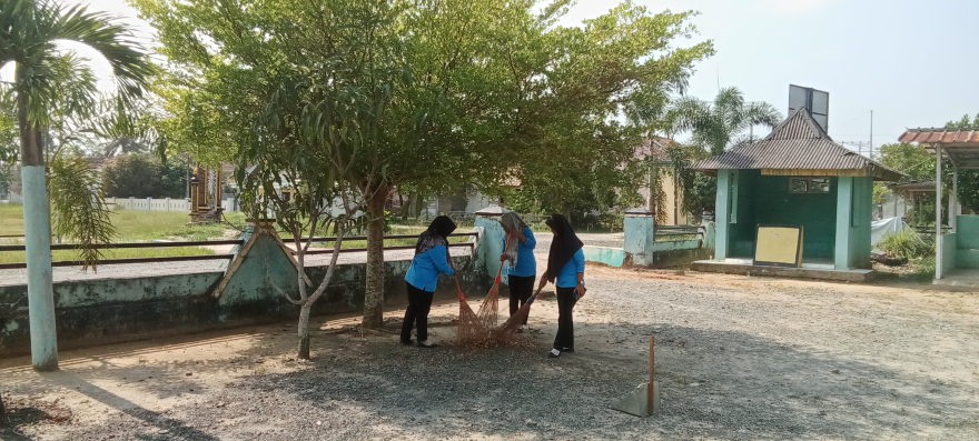 Kegiatan Gotong Royong dihalaman balaidesa 