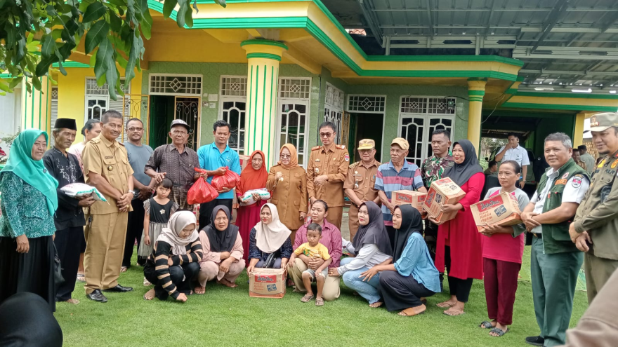 Pemberian Bantuan Sembako Oleh Bupati Mesuji Yang Terdampak Angin Puting Beliung